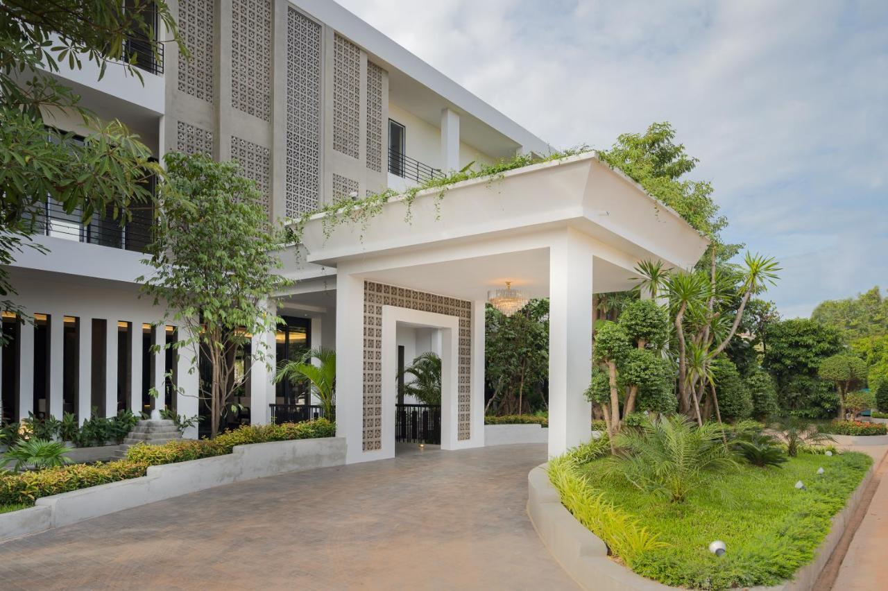 Eightfold Urban Resort Siem Reap Zewnętrze zdjęcie The hotel's entrance