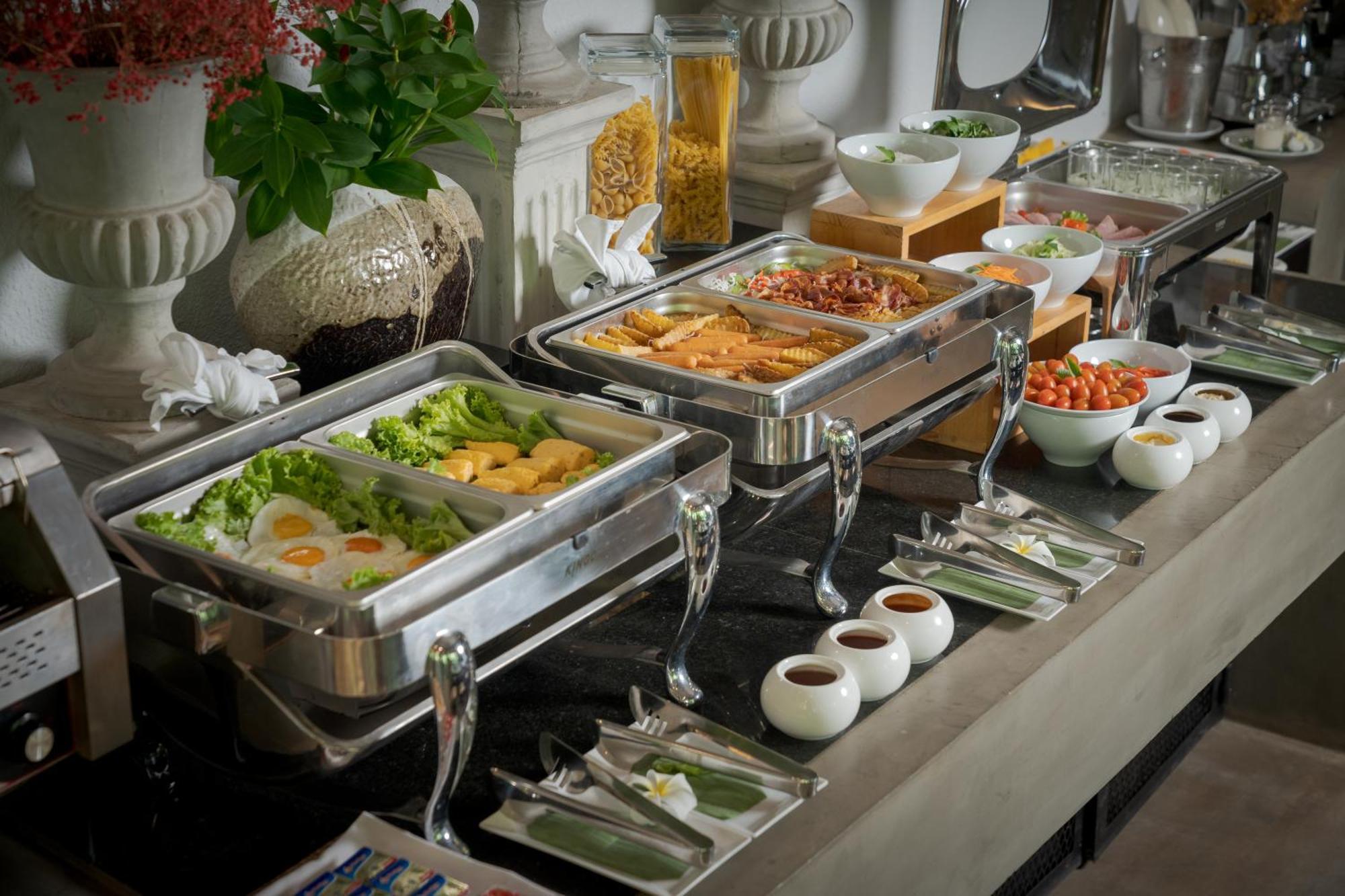 Eightfold Urban Resort Siem Reap Zewnętrze zdjęcie A buffet at a hotel