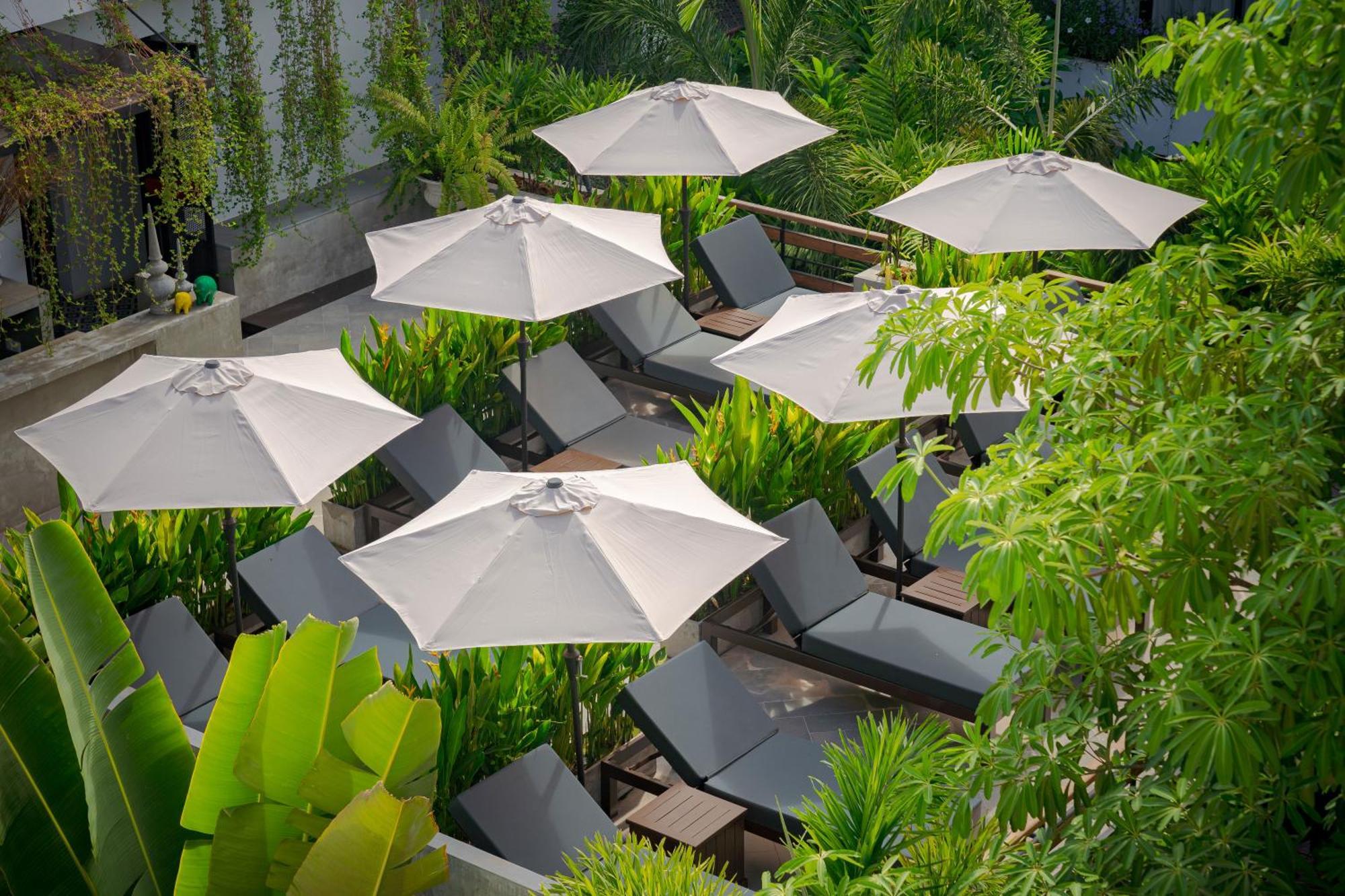 Eightfold Urban Resort Siem Reap Zewnętrze zdjęcie The pool at the hotel