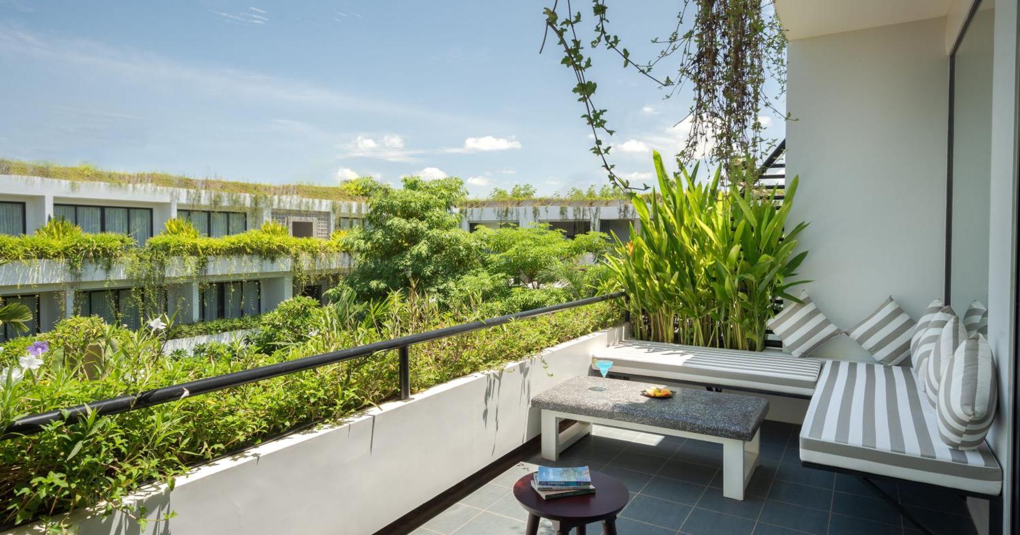 Eightfold Urban Resort Siem Reap Zewnętrze zdjęcie A balcony at the hotel