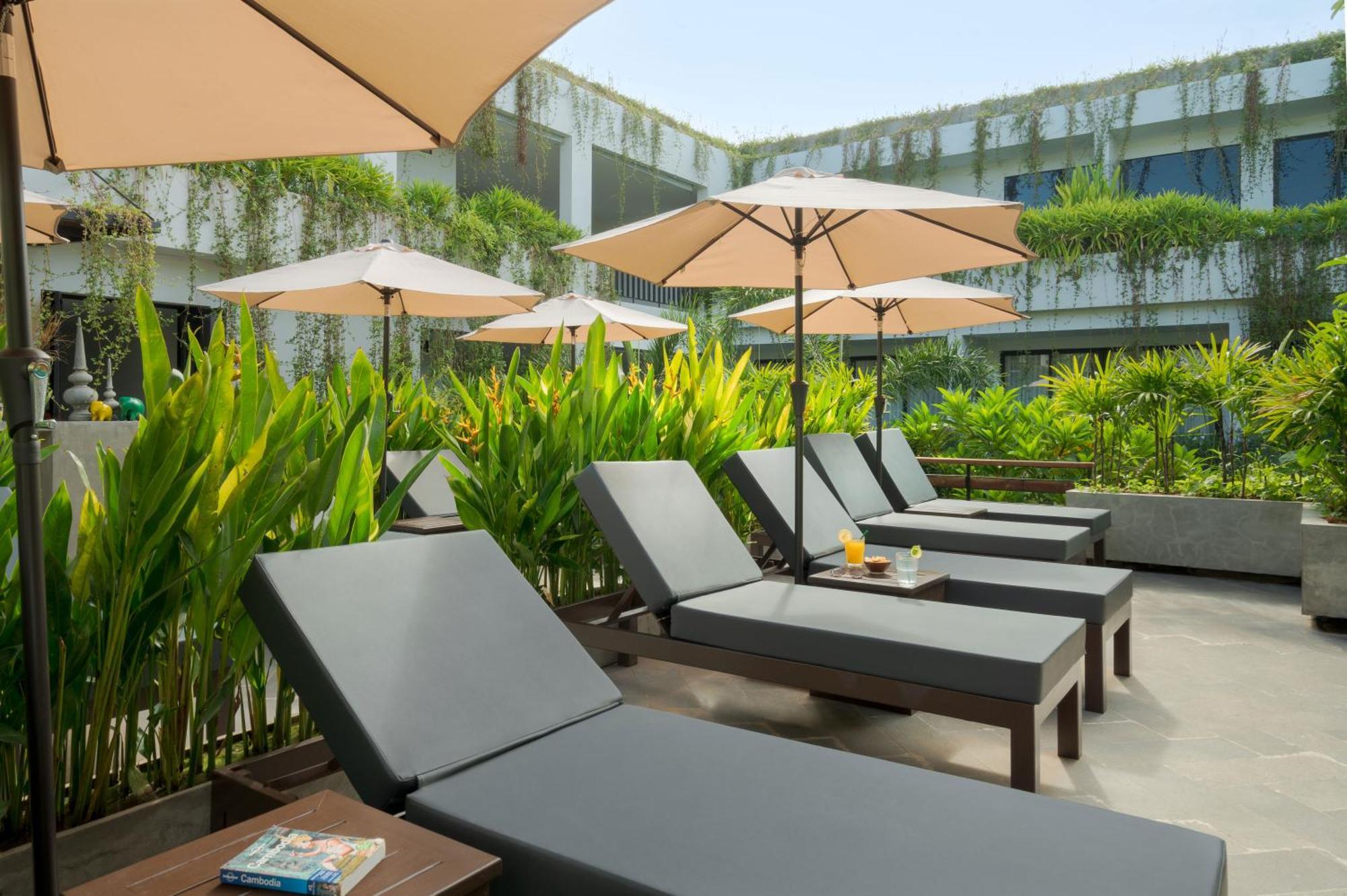 Eightfold Urban Resort Siem Reap Zewnętrze zdjęcie Pool Deck